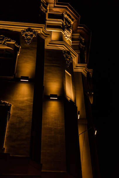 vista de ángulo bajo del edificio antiguo con iluminación por la noche
  - Foto, Imagen