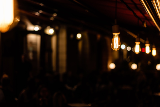 foco selectivo de bombillas con iluminación amarilla
  - Foto, Imagen