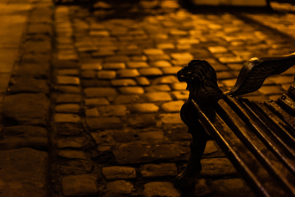селективный фокус скамейки возле освещения на тротуаре
 - Фото, изображение