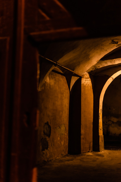 επιλεκτική εστίαση των παλαιών τοίχων στο αρχαίο υπόγειο  - Φωτογραφία, εικόνα
