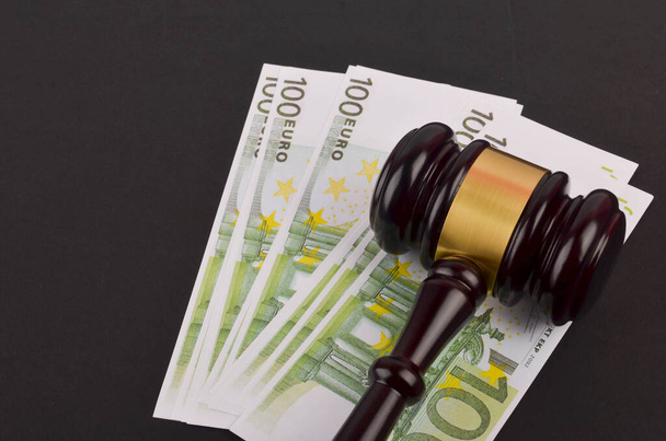Gavel για δικηγόρο δικαστή με τραπεζογραμμάτια ευρώ σε μαύρο φόντο. - Φωτογραφία, εικόνα
