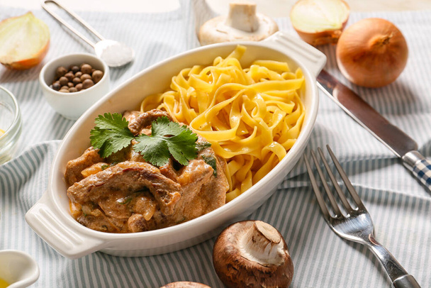 Lekker rundvlees stroganoff met pasta op tafel - Foto, afbeelding