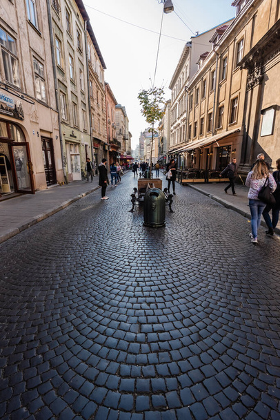 LVIV, UKRAINE - OCTOBER 23, 2019: old buildings and people walking along street in city center - Foto, immagini