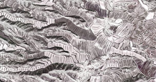 засуха, дань Пикассо, абстрактная фотография испанских полей с воздуха, воздушный обзор, представление трудовых лагерей человека, абстрактное искусство
,  - Фото, изображение