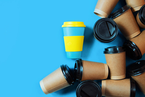 .Elegante tazza di caffè eco riutilizzabile e più tazze di cartone monouso
 - Foto, immagini