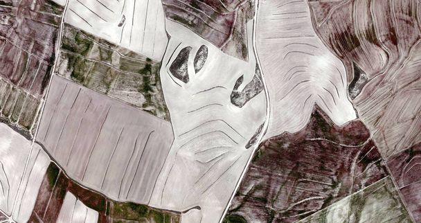 champs de jachère, hommage à Picasso, photographie abstraite des champs espagnols depuis les airs, vue aérienne, représentation des camps de travail humains, art abstrait
,  - Photo, image