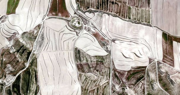 os fundos abutre, homenagem a Picasso, fotografia abstrata dos campos da Espanha a partir do ar, vista aérea, representação de campos de trabalho humano, arte abstrata
,  - Foto, Imagem