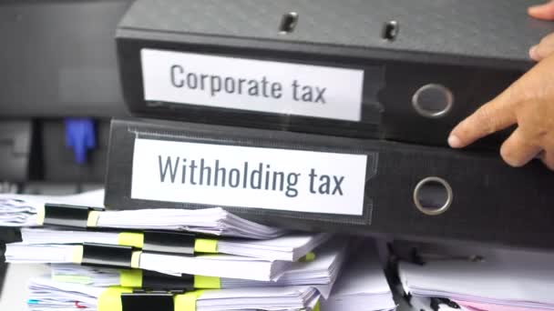 納税義務者のスタックレポートの概念:会計士の源泉徴収税と法人税の文書。源泉徴収税は、時には使用料、賃貸料又は販売義務にも適用されます。 - 映像、動画