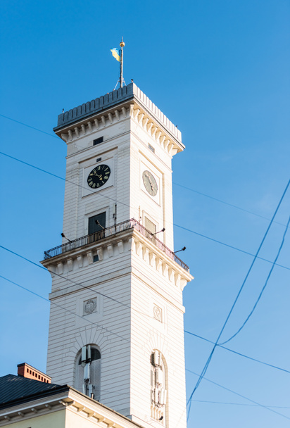lviv torre del municipio con orologio rotondo contro il cielo blu
 - Foto, immagini