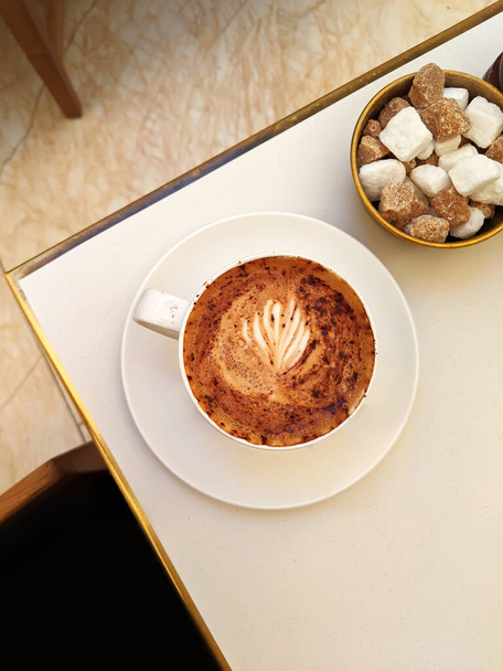 Flatlay Widok Cappuccino ze sztuką Barista i kostkami cukru na Cafe Table w Londynie, Wielka Brytania - Zdjęcie, obraz
