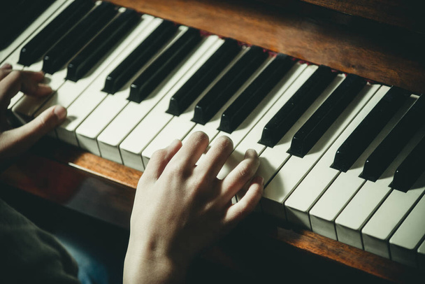 ręka na klawiszach fortepianu zbliżenie - Zdjęcie, obraz