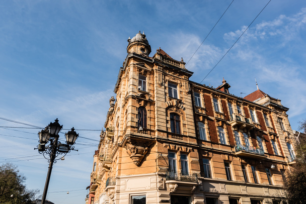 lampe de ville vintage près de bâtiment néoclassique à lviv, ukraine - Photo, image