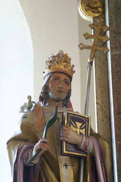 Pyhä Ambrose patsas korkealla alttarilla Pyhän Hengen kappelissa Vrtacessa, Kroatiassa - Valokuva, kuva