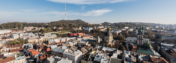 Dominik Kilisesi ve Carmelite Kilisesi ile Lviv şehrinin yatay görüntüsü - Fotoğraf, Görsel