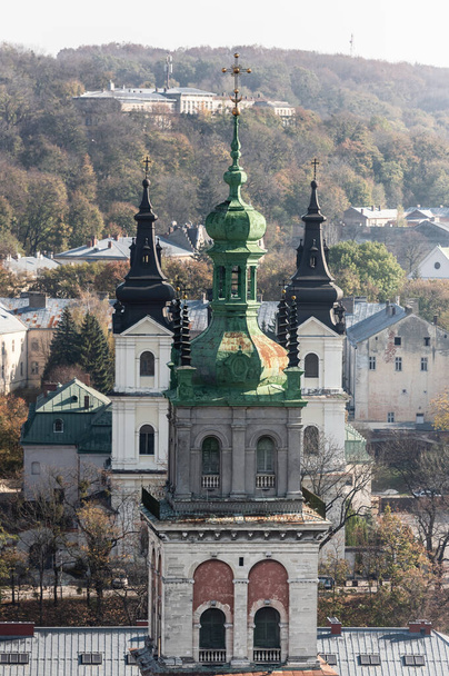 vista aérea da igreja carmelita e torre korniakt no centro histórico da cidade
 - Foto, Imagem