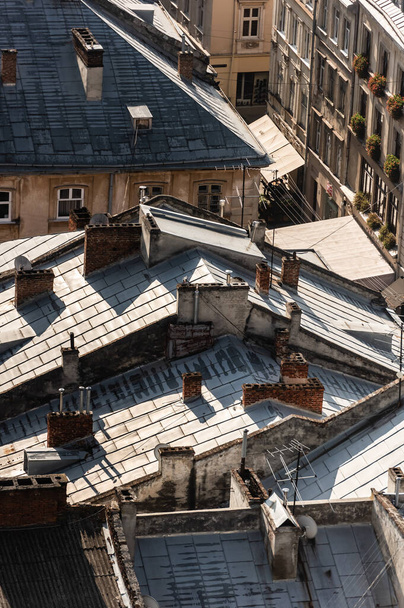Luftaufnahme von alten Häusern mit rostigen metallischen Dächern im historischen Zentrum von Lwiw, Ukraine - Foto, Bild