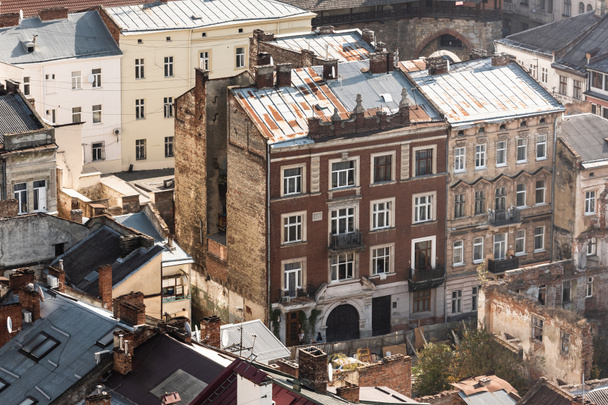 εναέρια άποψη των παλαιών σπιτιών με σκουριασμένες μεταλλικές στέγες στο ιστορικό κέντρο της lviv, Ουκρανία - Φωτογραφία, εικόνα