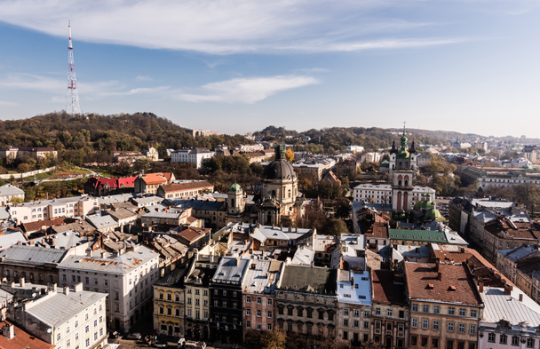 Luftaufnahme der Stadt mit Dominikanerkirche, Karmeliterkirche und Fernsehturm auf dem Burgberg, lviv, Ukraine - Foto, Bild