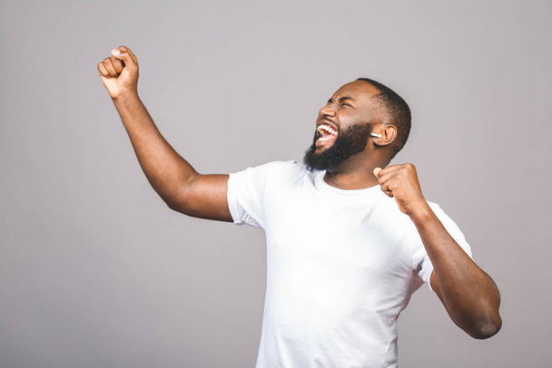 Ouvir música legal. jovem alegre africano americano preto homem movendo dança isolado sobre cinzento fundo. - Foto, Imagem