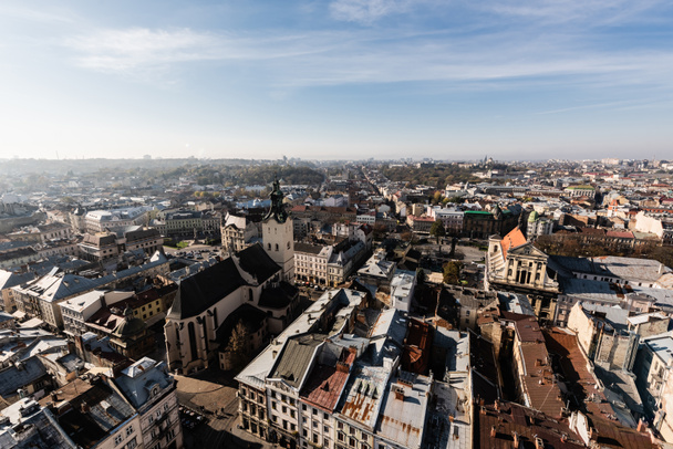 malerische Luftaufnahme des historischen Stadtzentrums mit authentischen Häusern und Kirchen von Lwiw, Ukraine - Foto, Bild