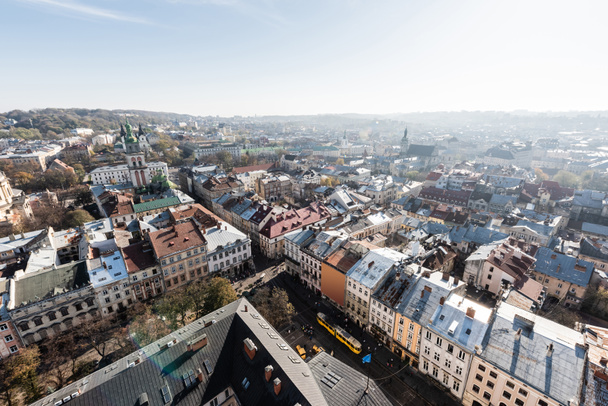 vista aérea del centro histórico de la ciudad de Lviv con casas antiguas y vehículos en la calle
 - Foto, Imagen