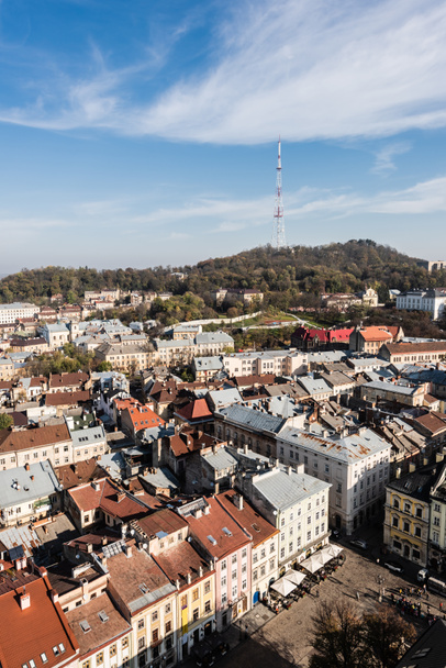 Lviv, Ukrayna 'daki kale tepesinde televizyon kulesi olan şehir manzarası. - Fotoğraf, Görsel