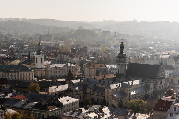 Luftaufnahme des Rathausturms und der Entschlafungskirche im historischen Zentrum von Lwiw, Ukraine - Foto, Bild