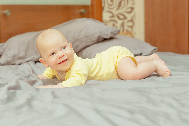 Portret van een schattige glimlachende pasgeboren baby - Foto, afbeelding