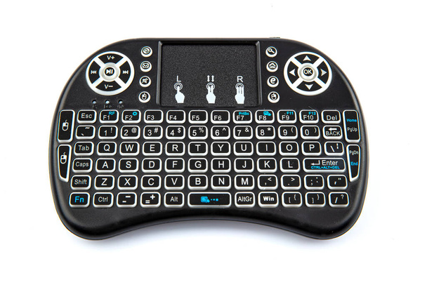 Teclado USB Mini o teclado inalámbrico mini color negro para computadora, TV, Smart TV, Android TV. Objeto aislado sobre fondo blanco
. - Foto, imagen