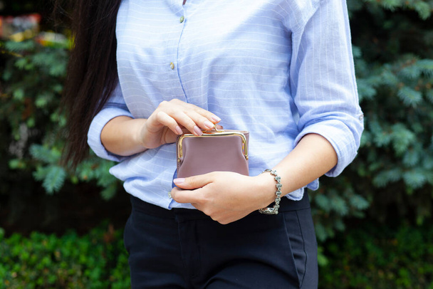 woman hand wallet  in the street background - Foto, Bild