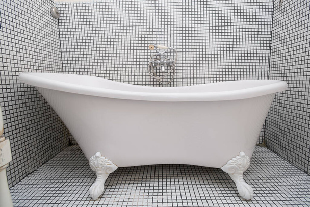 Урожай душова ванна в колоніальному стилі інтер'єру ванна кімната
 - Фото, зображення