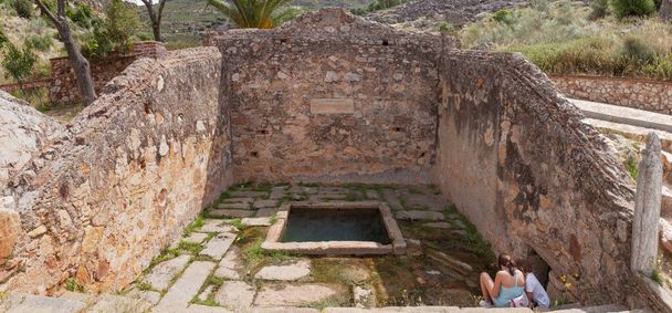 Perinteinen suihkulähde Los Moros keväällä, Hornachos, Espanja. 1600-luvulla rakennettu infrastruktuuri - Valokuva, kuva