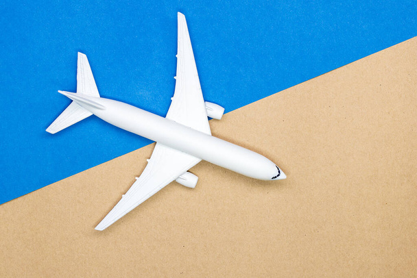 Modello aereo, aeroplano su sfondo color pastello - Foto, immagini