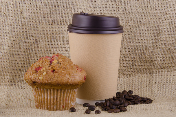 koffie en framboos muffin - Foto, afbeelding