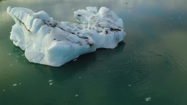 水面に浮かぶ氷山の床の空中ビュー - 映像、動画