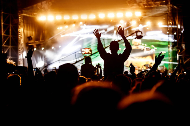 Silhouette de concert de foule, fans de musique sur le spectacle - Photo, image