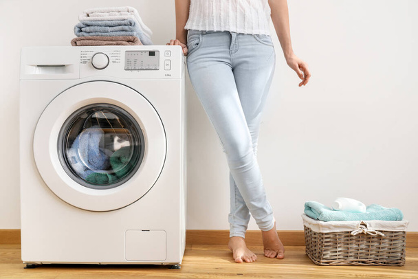 Jeune femme près de machine à laver
 - Photo, image
