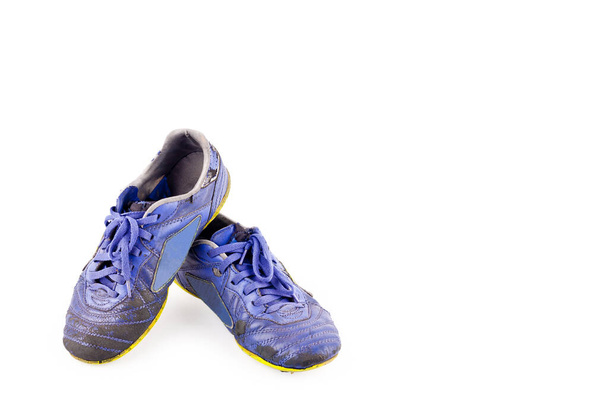 Oude tweedehands blauwe versleten futsal sportschoenen op witte achtergrond voetbal sportware object geïsoleerd - Foto, afbeelding