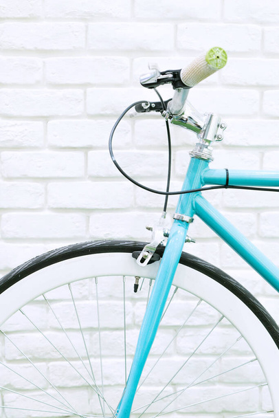 Fotografia da vicino di pastello tonica parcheggio per biciclette con sfondo di mattoni bianchi
 - Foto, immagini