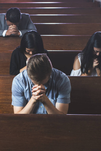 Christelijke mensen bidden in de kerk - Foto, afbeelding