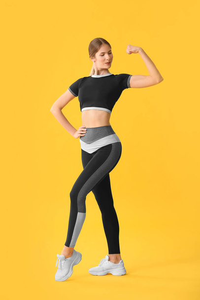 Sporty young woman on color background - Fotó, kép