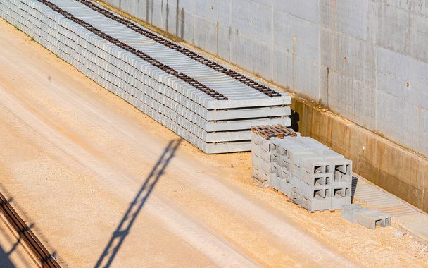 Pile prefabrykatów betonowych podkładów gotowych do budowy w torach - Zdjęcie, obraz
