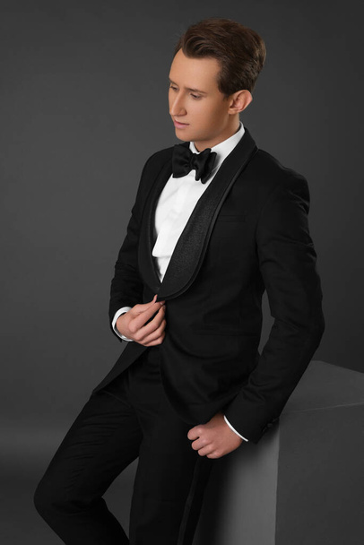 Портрет привабливого молодого бізнесмена на чорному тлі в костюмі і краватці. Класичний стиль. Студійний знімок
 - Фото, зображення