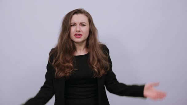 Kızgın, tedirgin bir kadın ellerini başına koyup çığlık atıyor. Histerik Halklar - Video, Çekim