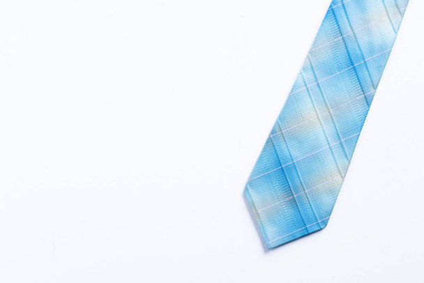 Jasnoniebieski krawat szyi izolowany na białym z miejscem na tekst - Zdjęcie, obraz
