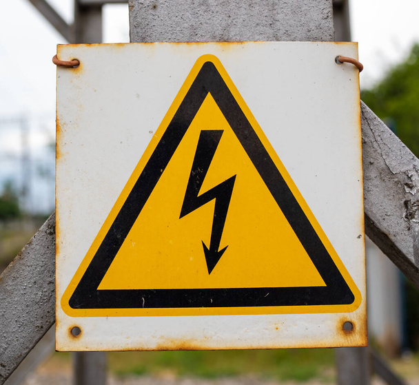 Σύμβολο ασφαλείας: Προσοχή, κίνδυνος ηλεκτροπληξίας - Φωτογραφία, εικόνα