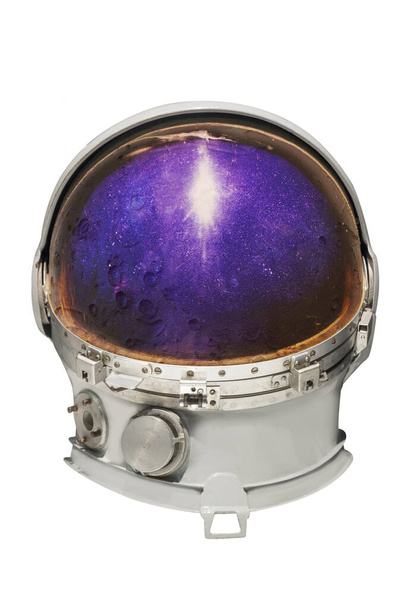 Astronautská helma izolovaná s oříznutou pěšinou na bílém pozadí. Přidán odraz měsíce - Fotografie, Obrázek