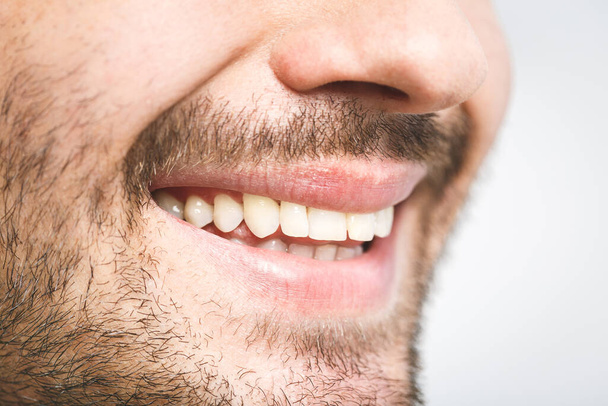 完璧な白い歯で微笑む若い男の詳細なイメージ。健康的なコンセプト。閉鎖. - 写真・画像