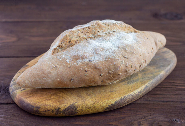 Домашнє зерно здоровий хліб. Хліб з сірого борошна з додаванням зернових. Здорова їжа
. - Фото, зображення
