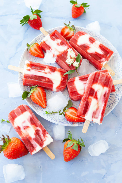 Homemade ice cream popsicles with strawberries and cream - Photo, image